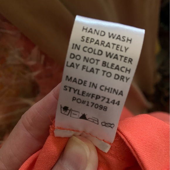 Fabulous salmon colored cropped pants for Spring and beyond! - Picture 3 of 5